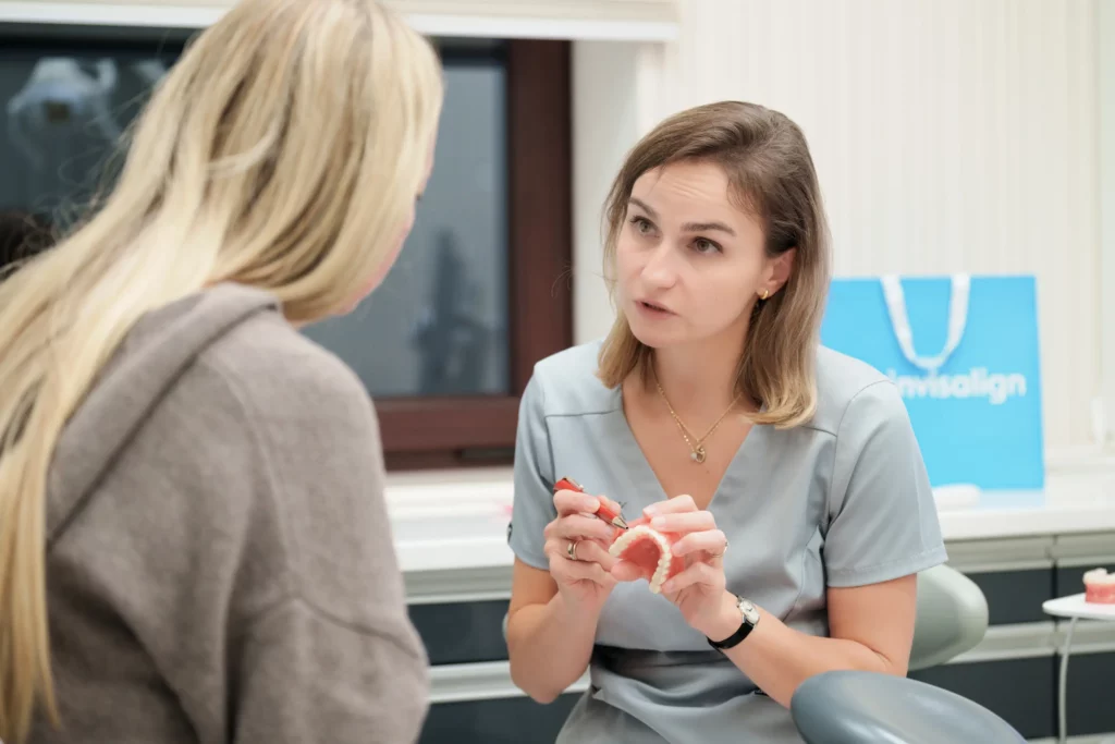 Invisalign® czy zwykły aparat ortodontyczny – co wybrać?