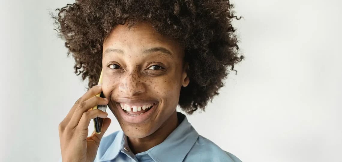 Kobieta z widoczną diastemą