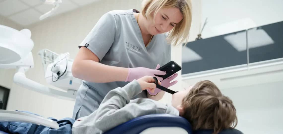 Ortodontka zakładka Invisalign First dziecku