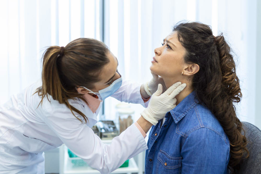Kobieta jest badania przed podniesieniem dna zatoki