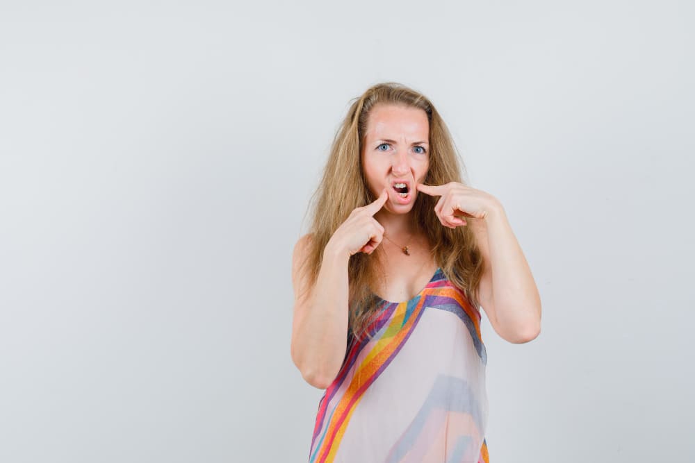 Kobieta z nieładnym uśmiechem