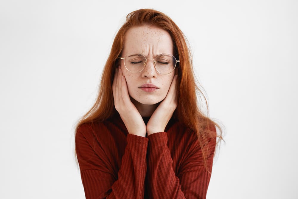 Kobieta z bólem żuchwy