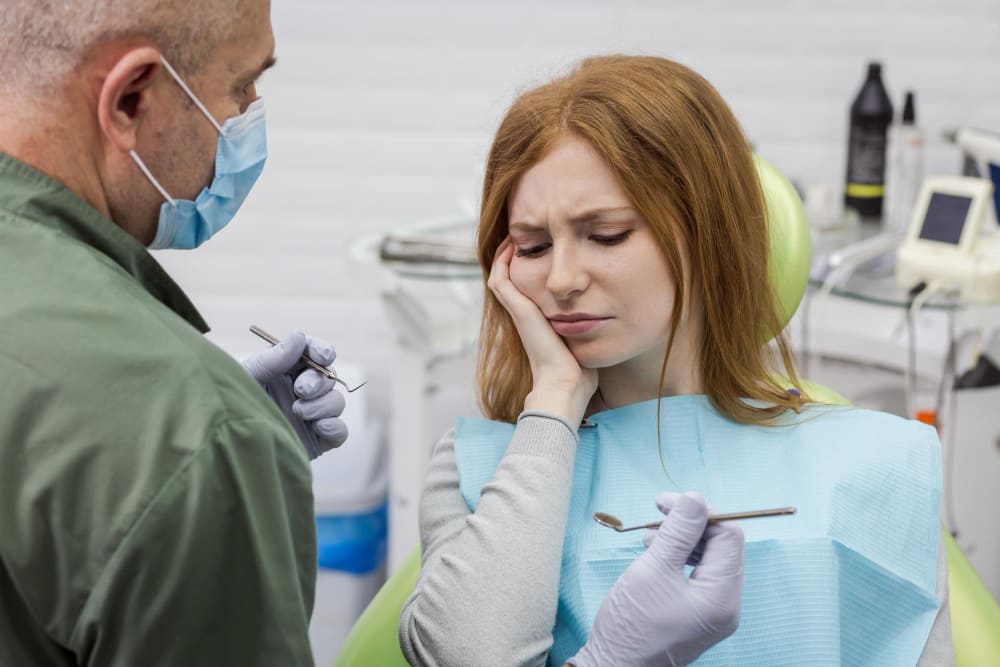 kobieta z dysfunkcją stawo skroniowo żuchwowego