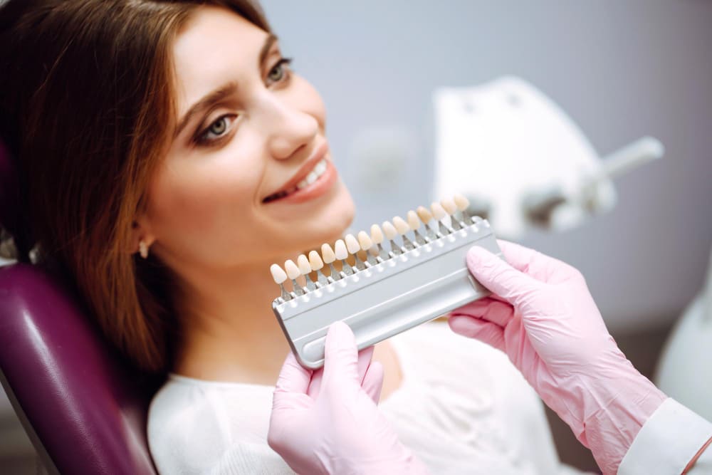 Kobieta stosuje białą dietę po wybielaniu zębów