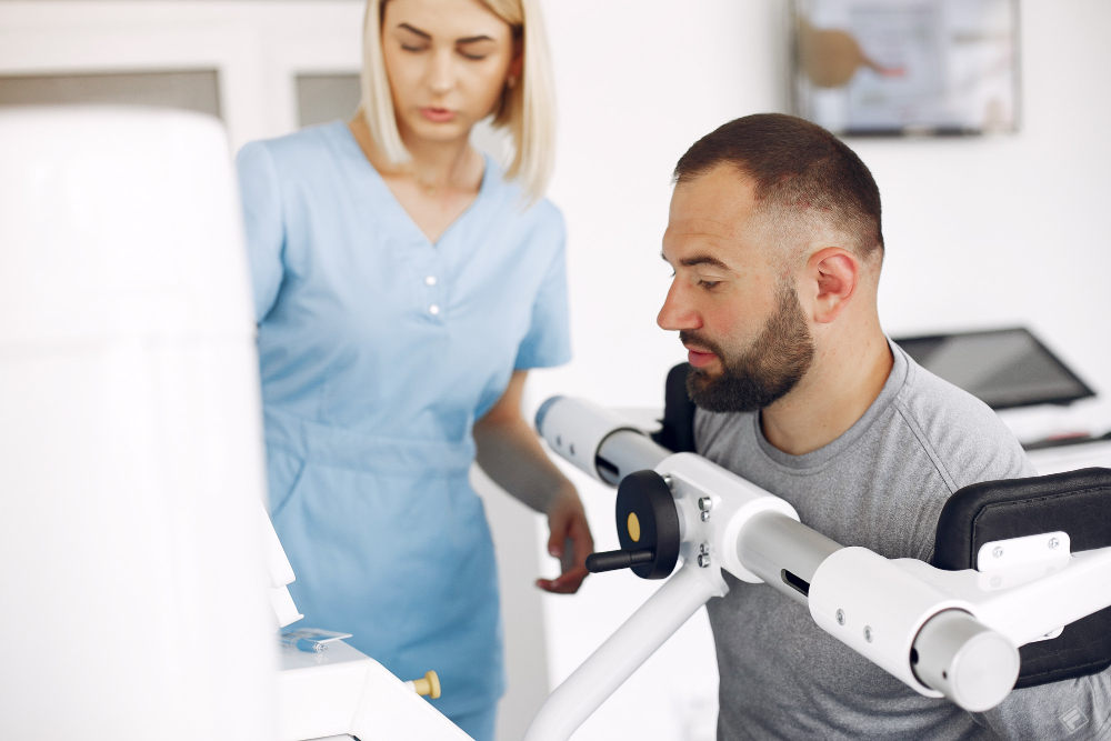 Mężczyzna podczas fizjoterapii stomatologicznej