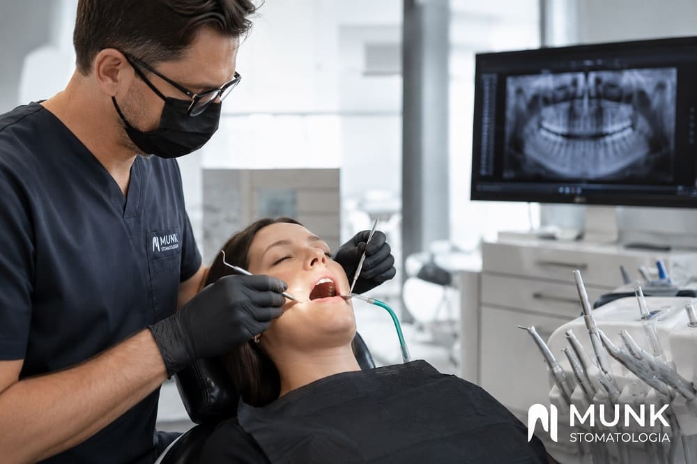 Odsłonięcie implantu zębowego